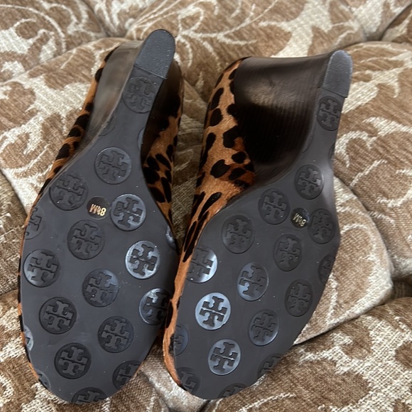 Tory Burch “Sophie” Leopard Calf Hair Wedges Size 8 - Picture 3 of 3